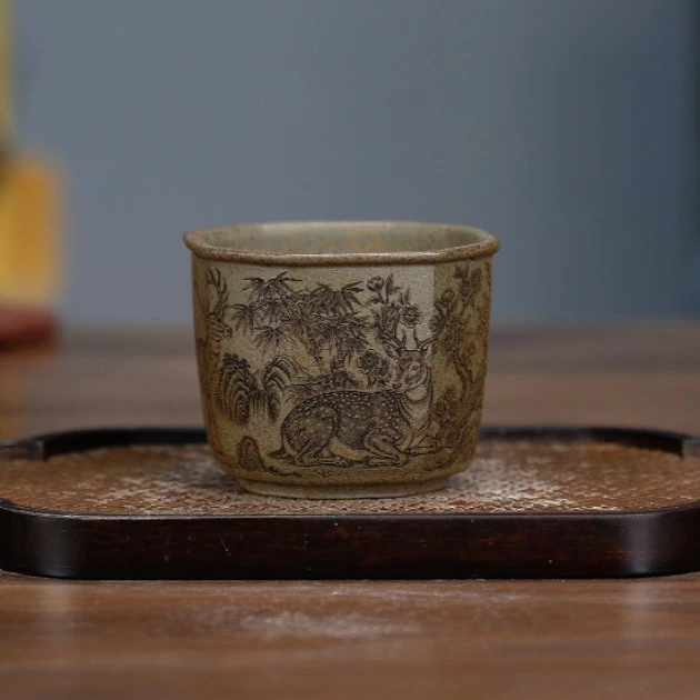 6264宜兴紫砂茶具龙背青泥料手工刻绘八方鹿杯YY