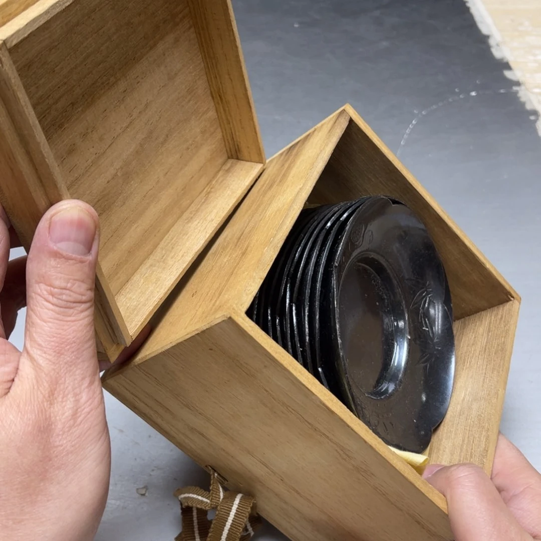 瓷片风**吉密密麻麻地排列着一个