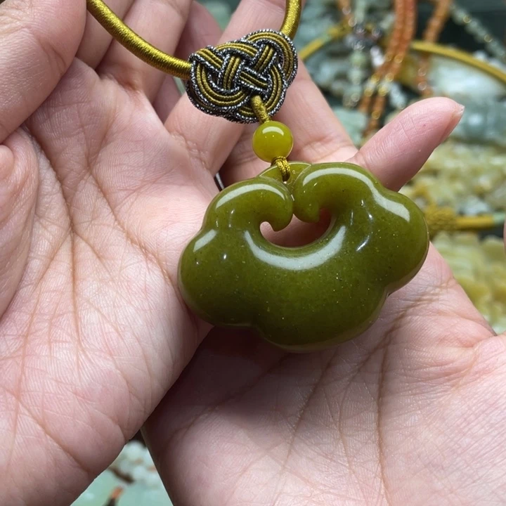 蛇纹石玉吊坠合金