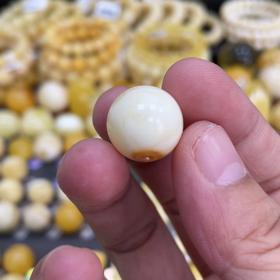 未镶嵌蜜蜡裸石15.3mm瑕疵皮沁