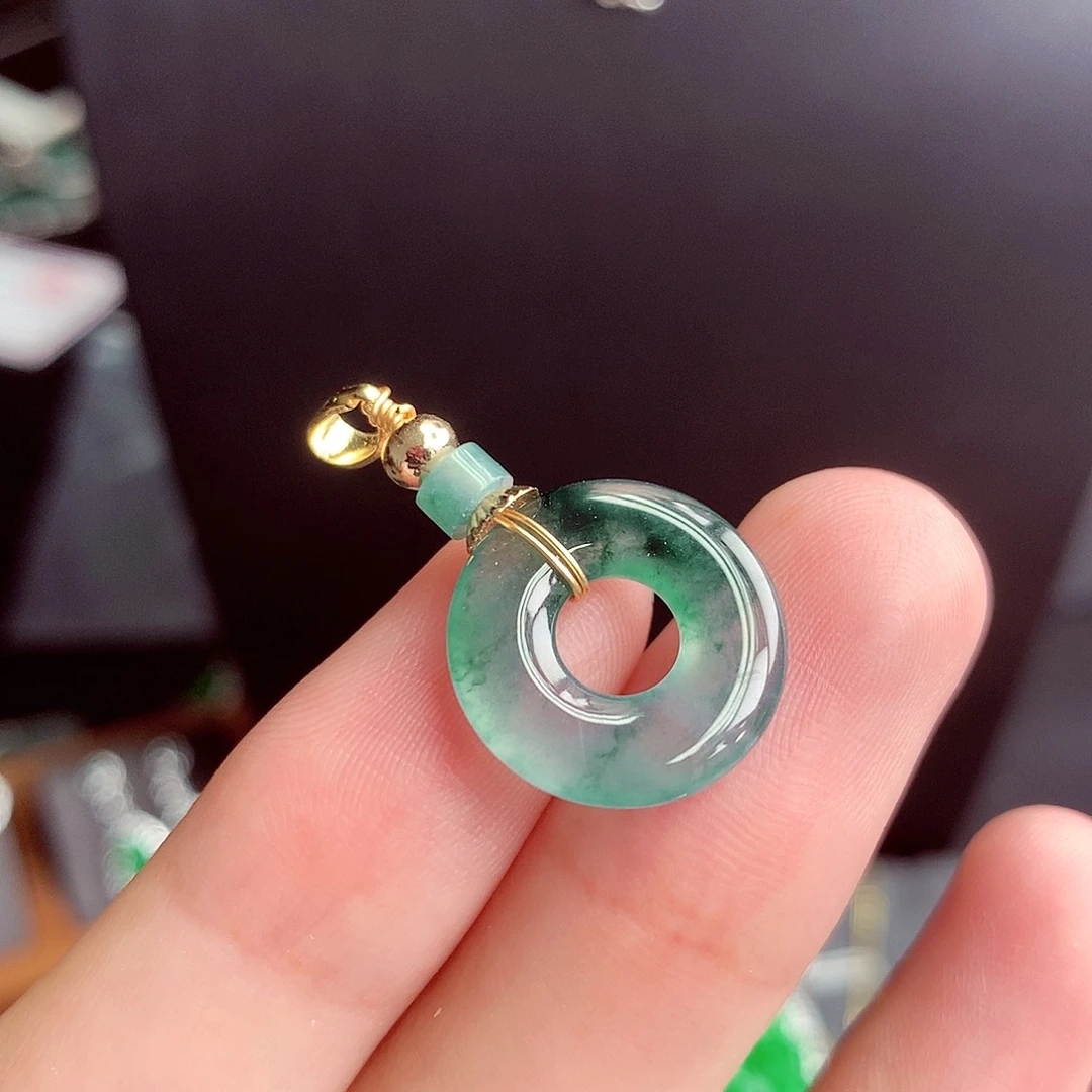 翡翠未镶嵌颈饰挂件
