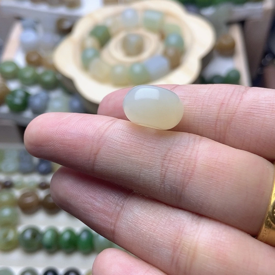 闻***规和田玉未镶嵌颈饰买断不退换