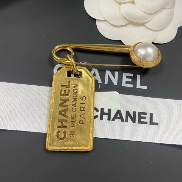 未使用 Chanel/香奈儿 经典时尚字母康鹏系列珍珠浓金色 胸针