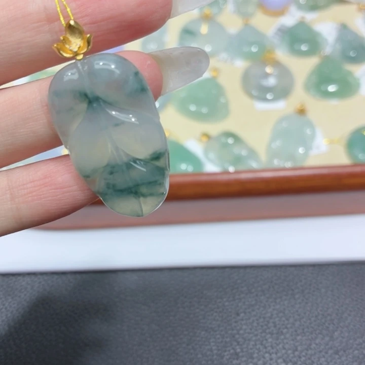 颈饰18K金镶嵌翡翠