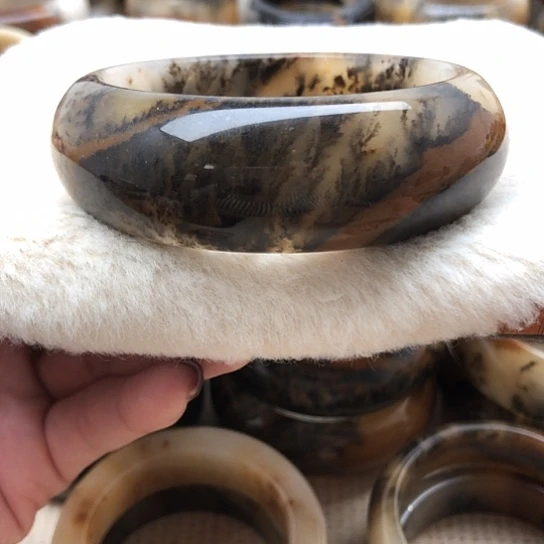 石英质玉未镶嵌手镯62口径680米