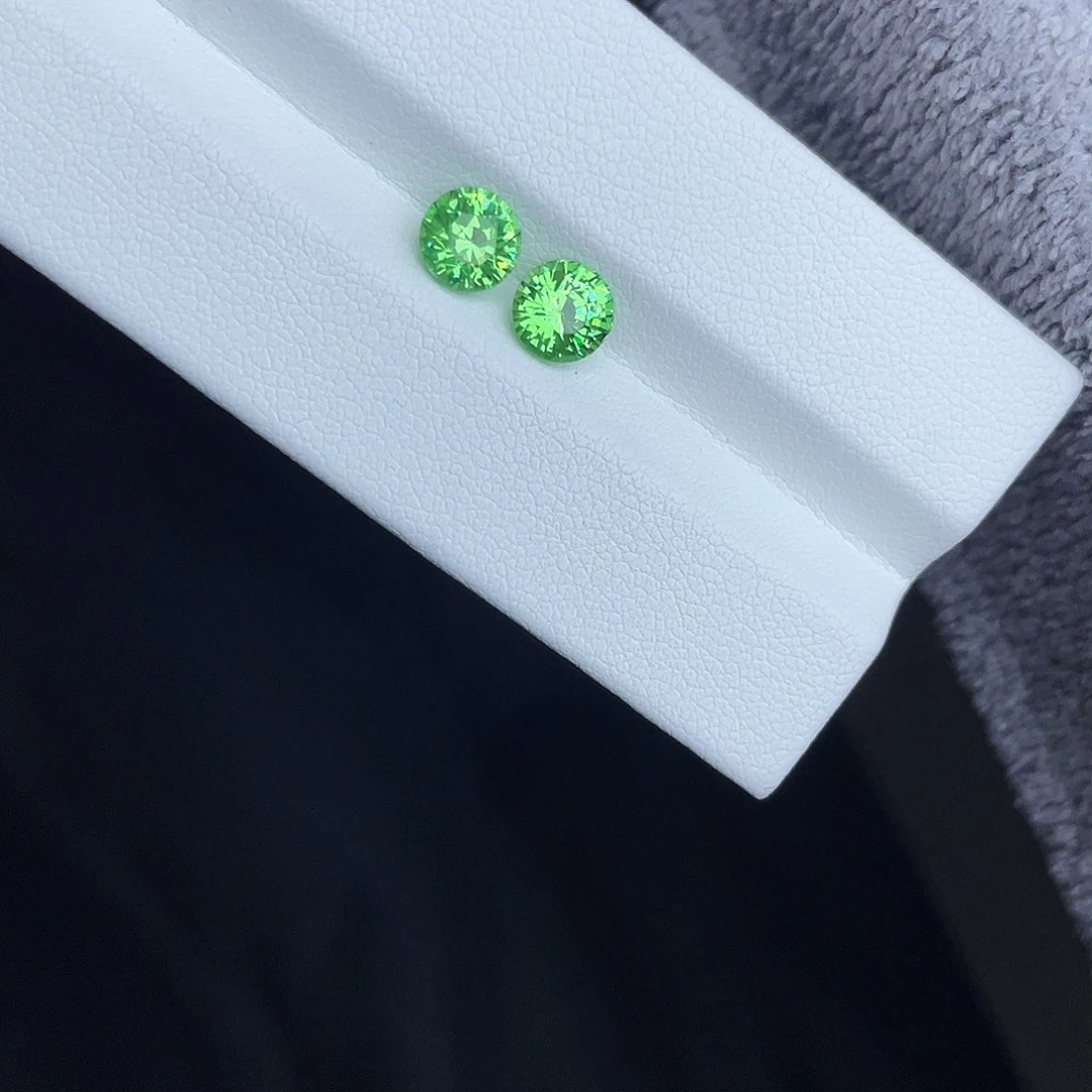 裸石未镶嵌石榴石（沙弗莱）一对2.2Ct