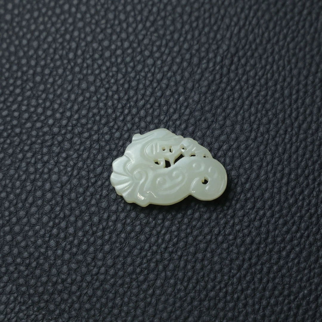 TCWWA07016清晚和田白玉龙纹佩件