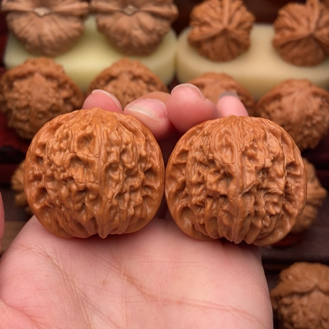 文玩核桃把件精品红皮山地磨38