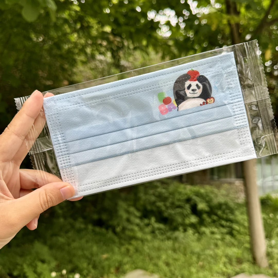 【卧龙中华大熊猫苑】大熊猫福宝顶苹果一次性口罩