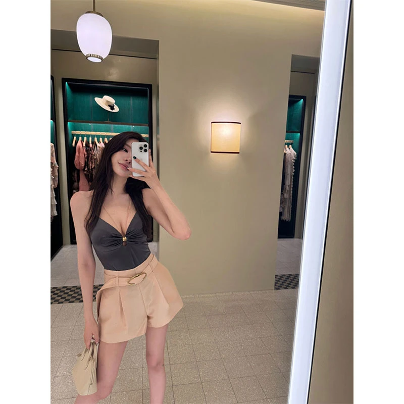 2025年夏季新款ins气质御姐范挖背无袖连体衣配高腰休闲短裤女