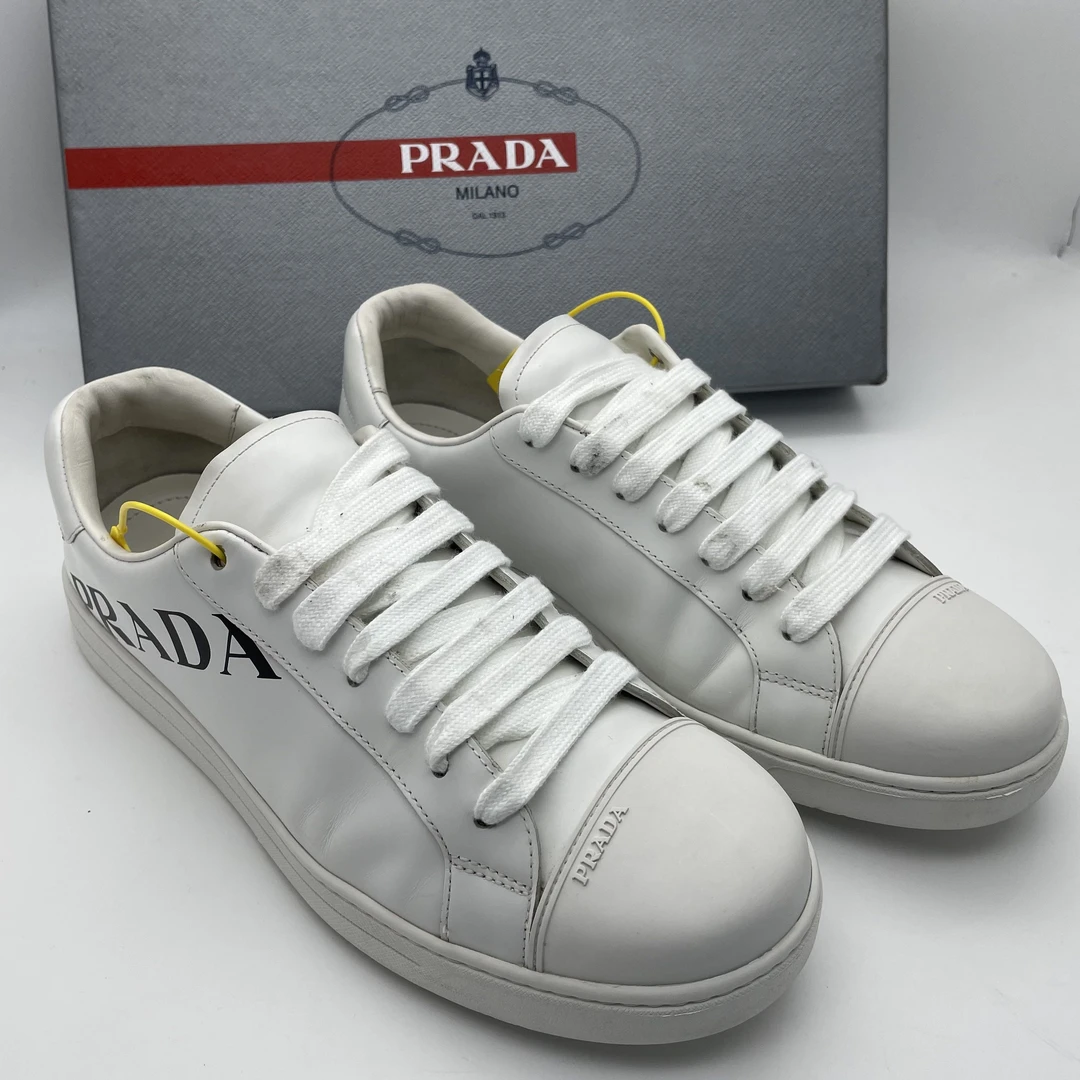 95新 Prada/普拉达 /41欧码/男士 白色侧标亮面时尚贝壳头板鞋