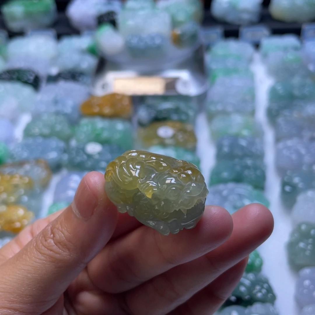 翡翠未镶嵌颈饰貔貅