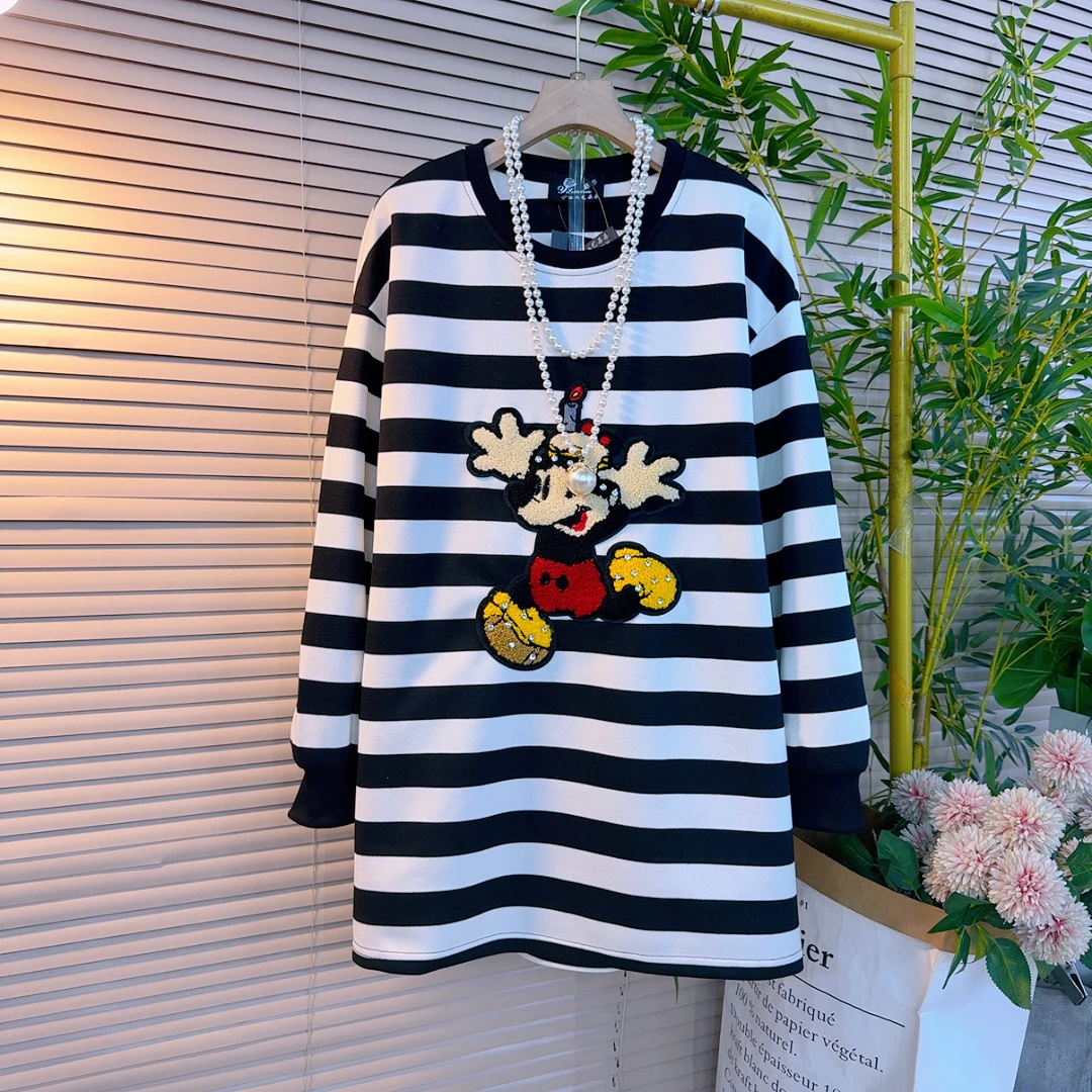 25385胖mm欧货时尚中长款设计感圆领贴补卡通减龄宽松遮肉大衫