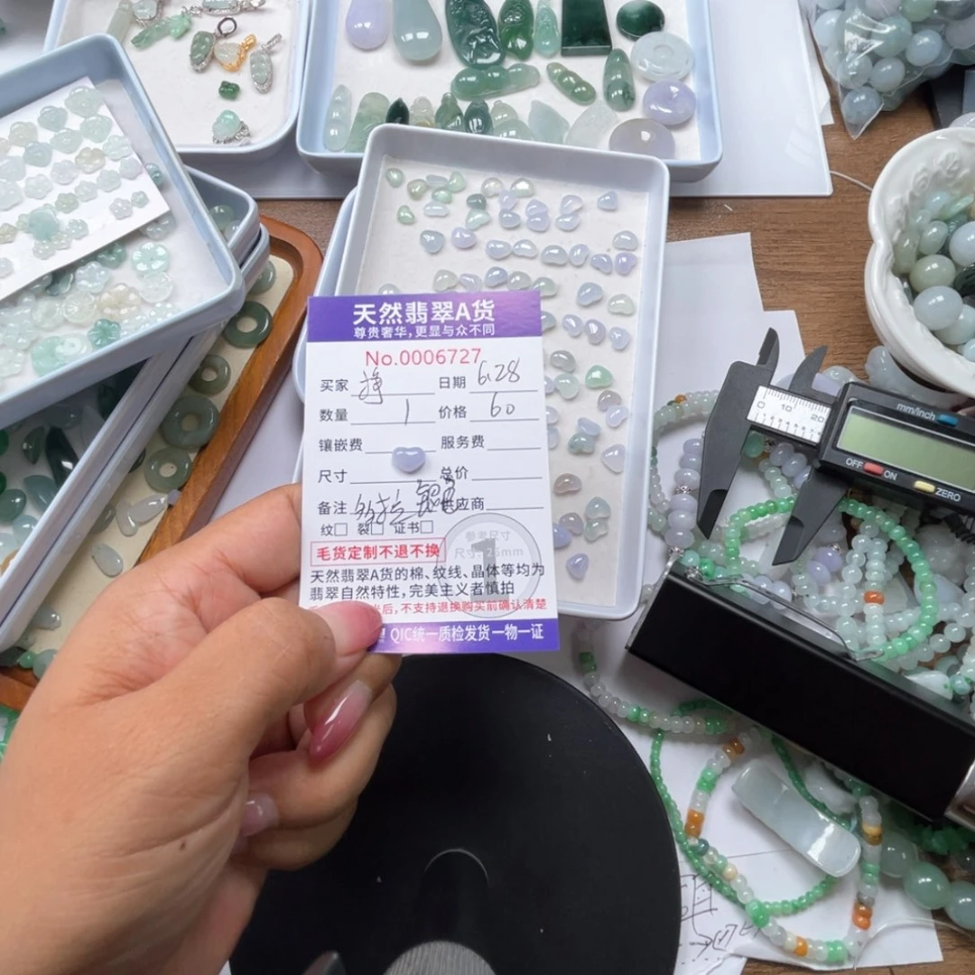 翡翠未镶嵌颈饰挣***莲