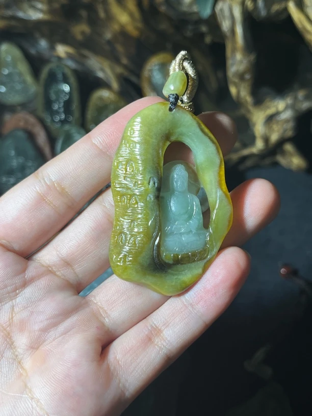 缅甸天然翡翠A货。镂空佛