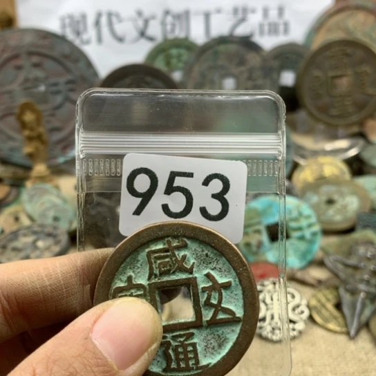 铜知****人现代文创工艺品