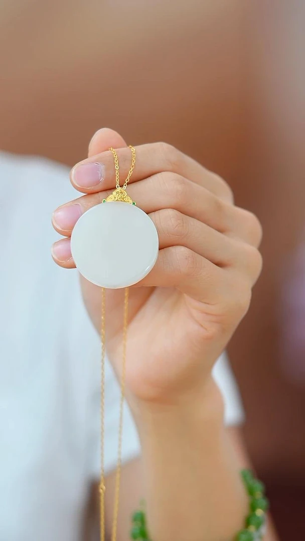 18K金扣镶嵌35*5mm白玉圆镜吊坠HNZ8535