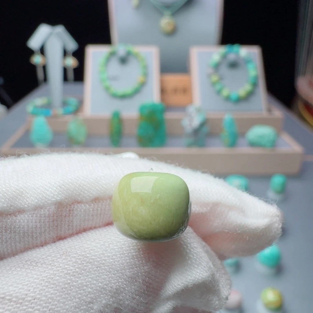 绿松石未镶嵌颈饰