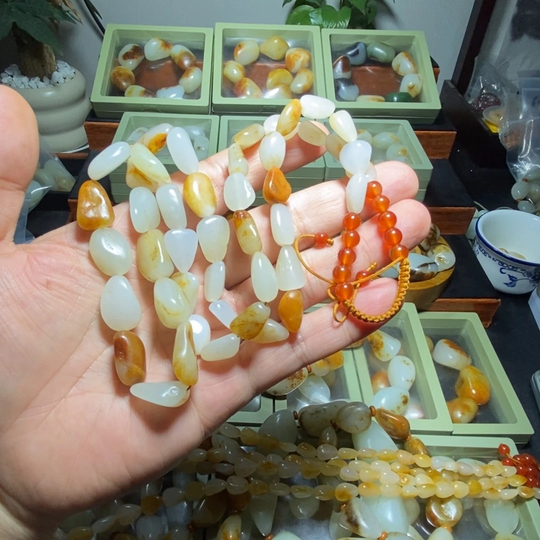 志***里和田玉未镶嵌手串