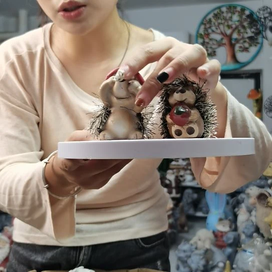有机玻璃两个刺猬摆件