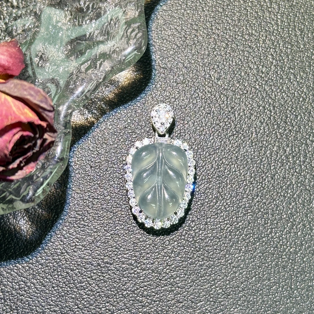 S925银冰蓝底树叶吊坠天然翡翠(多样性发一)