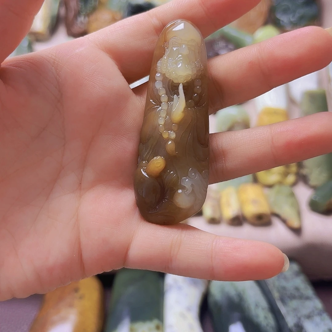 入***画未镶嵌岫岩老玉（透闪石质玉）挂件