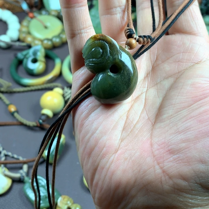 吊坠(赠链)未镶嵌岫岩河磨玉（透闪石质玉）