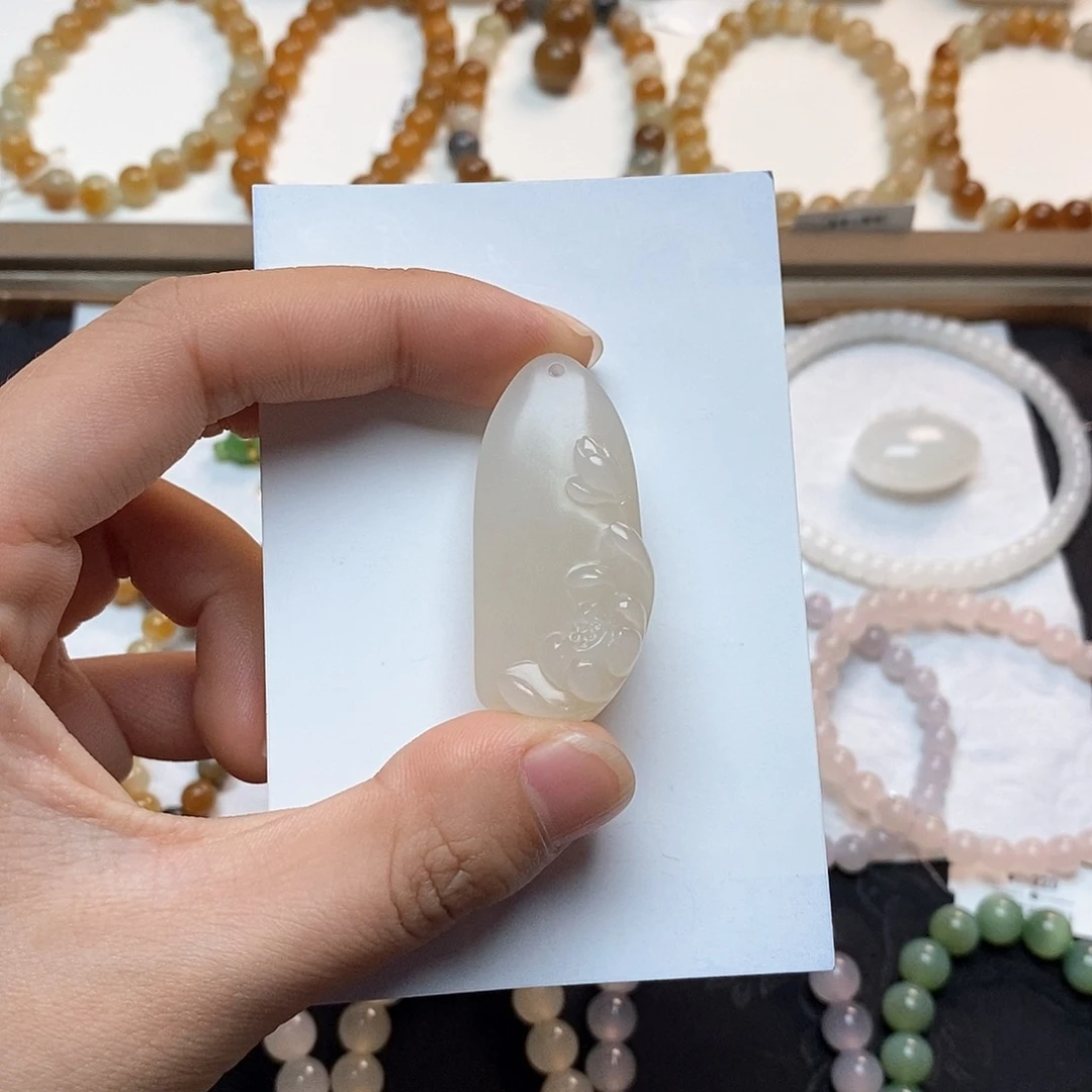 和田玉颈饰未镶嵌藕粉荷花牌