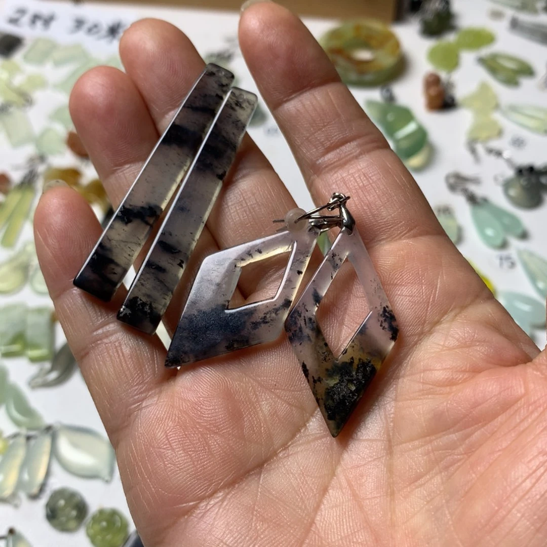梁***哥蛇纹石玉未镶嵌耳坠