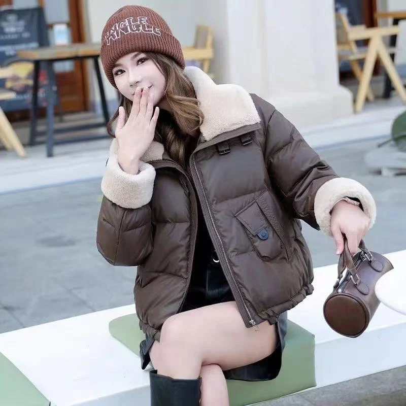 羊羔毛大翻领pu皮羽绒服2024冬季韩版时尚百搭保暖短款洋气女外套