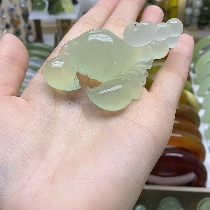 岫玉未镶嵌颈饰蝎子