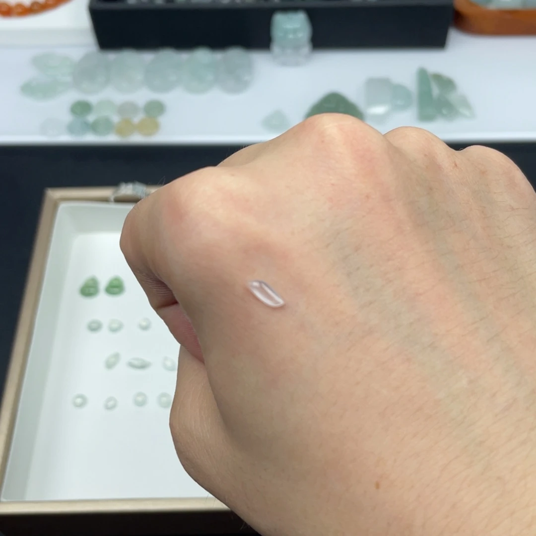 翡翠未镶嵌颈饰6.9/1.5玻璃种随形