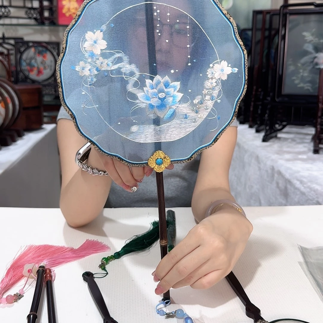 刺绣苏绣莲花团扇