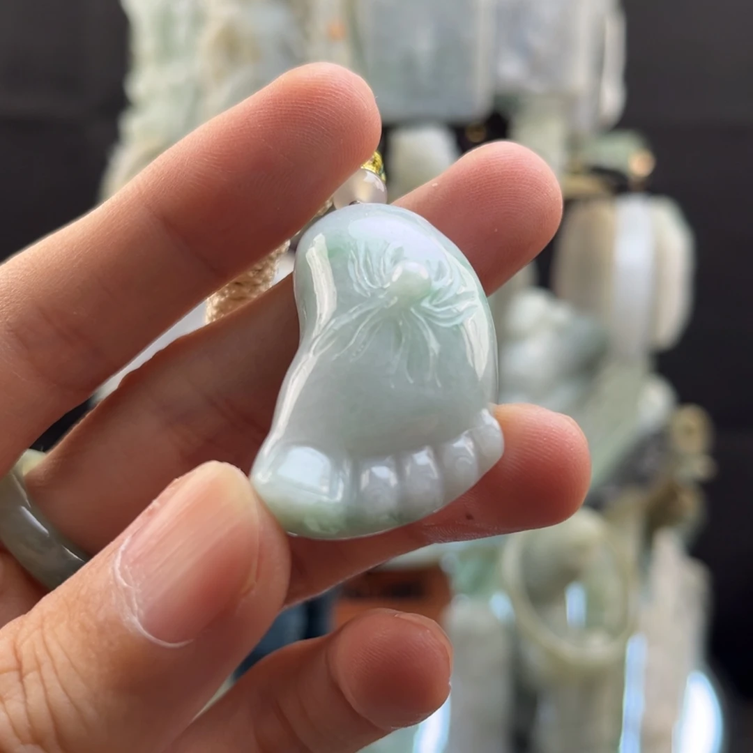 翡翠未镶嵌颈饰知足常乐