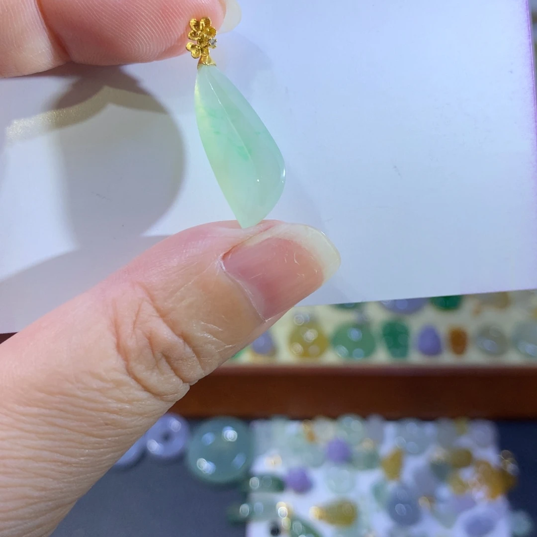 颈饰18K金镶嵌翡翠