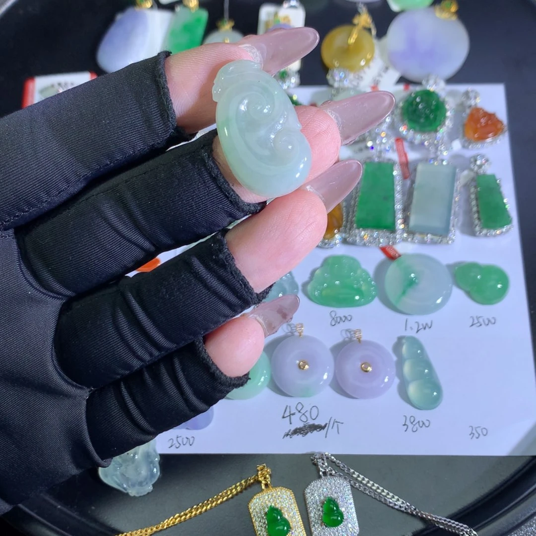 翡翠裸石未镶嵌如意