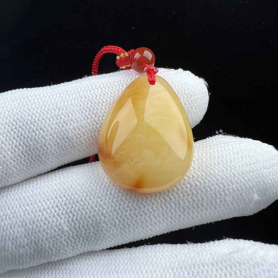 M1395 天然原矿蜜蜡鸡油黄水滴牌20*27mm 支持复检假一罚四