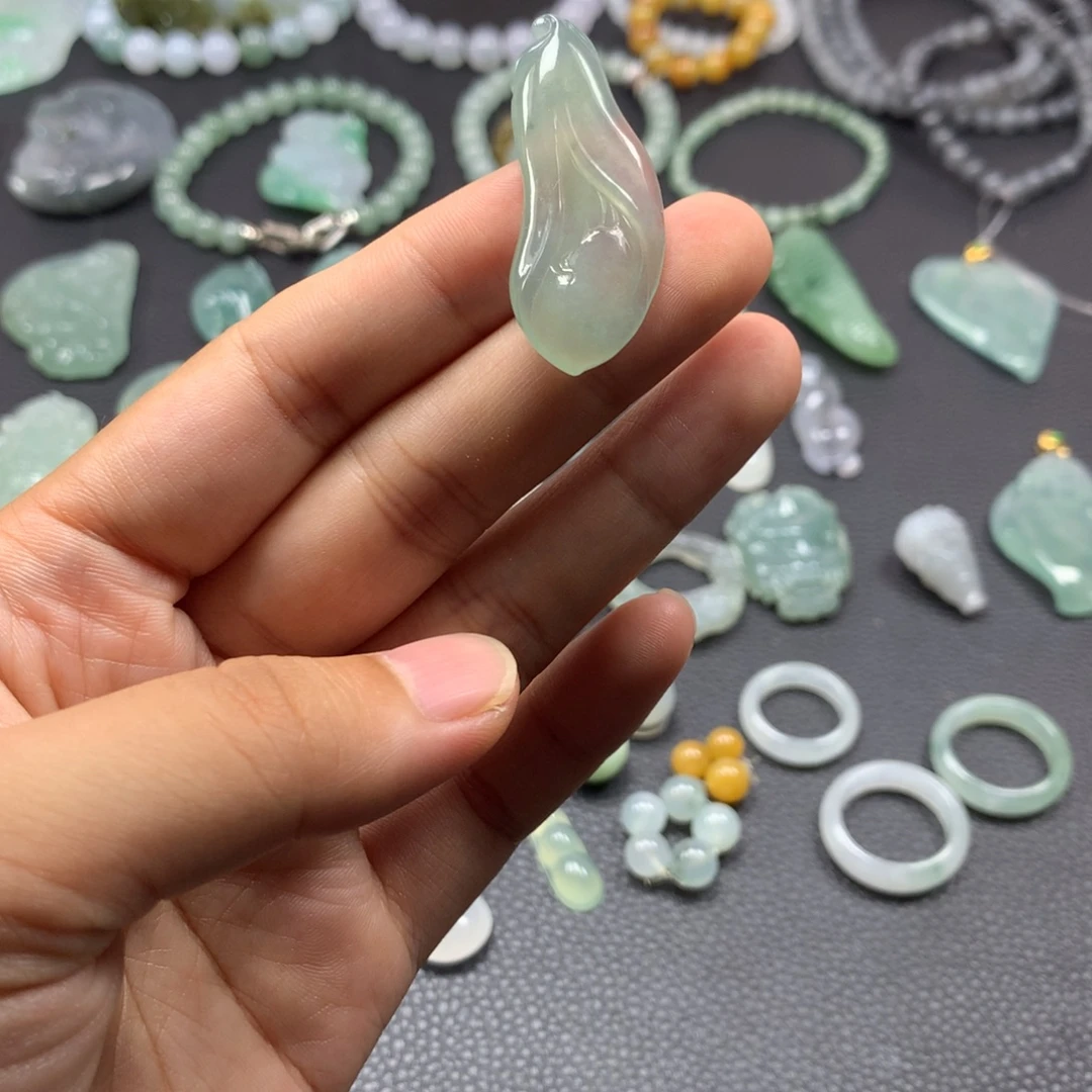 翡翠未镶嵌颈饰玉兰花