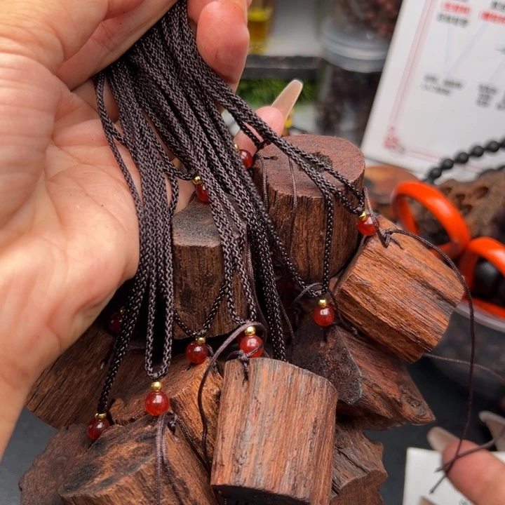 藤类降真香缅甸东枝料紫红油吊坠1.99