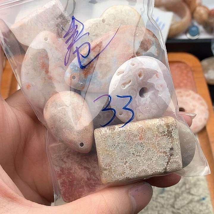 卷***硅化玉未镶嵌颈饰