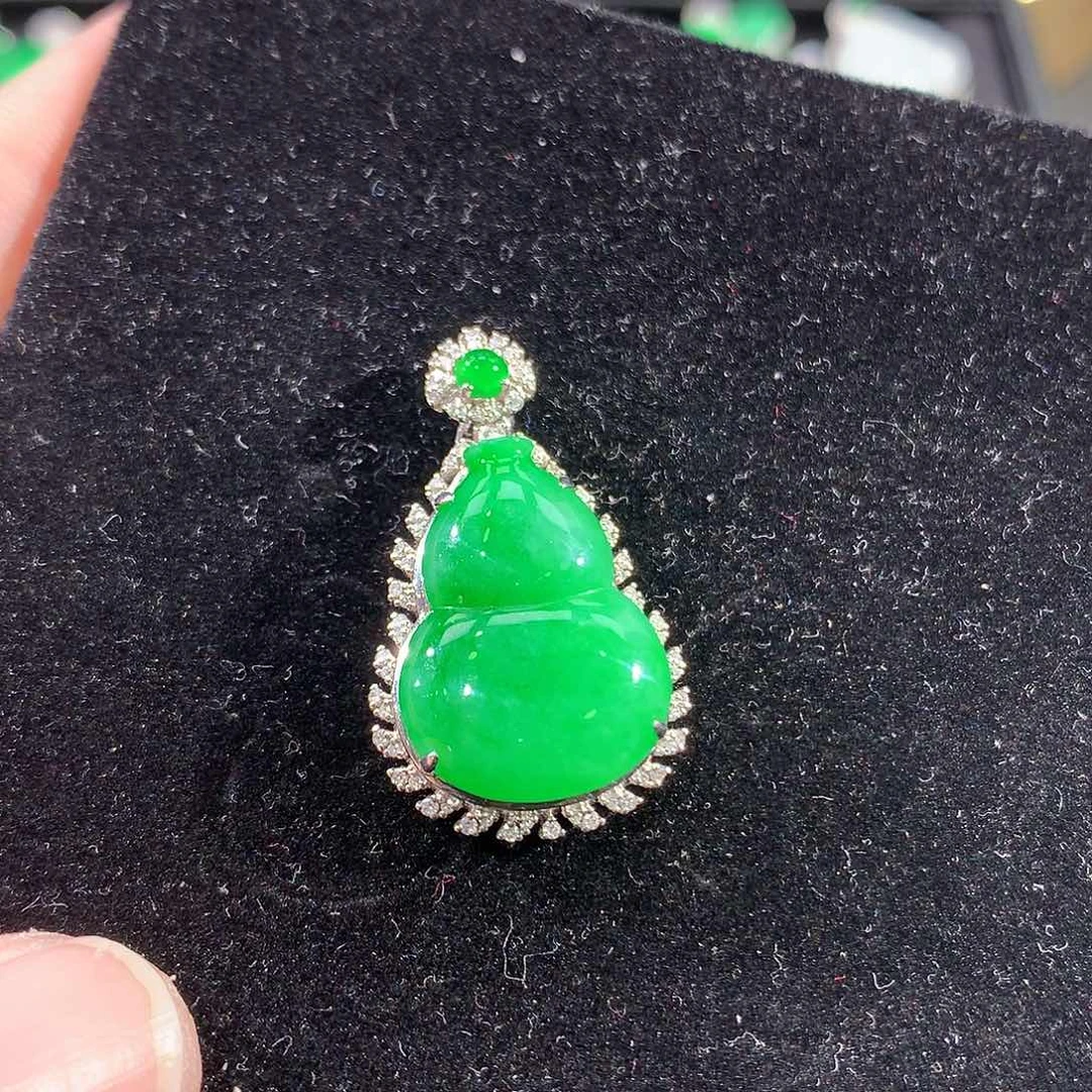 翡翠18K金镶嵌颈饰