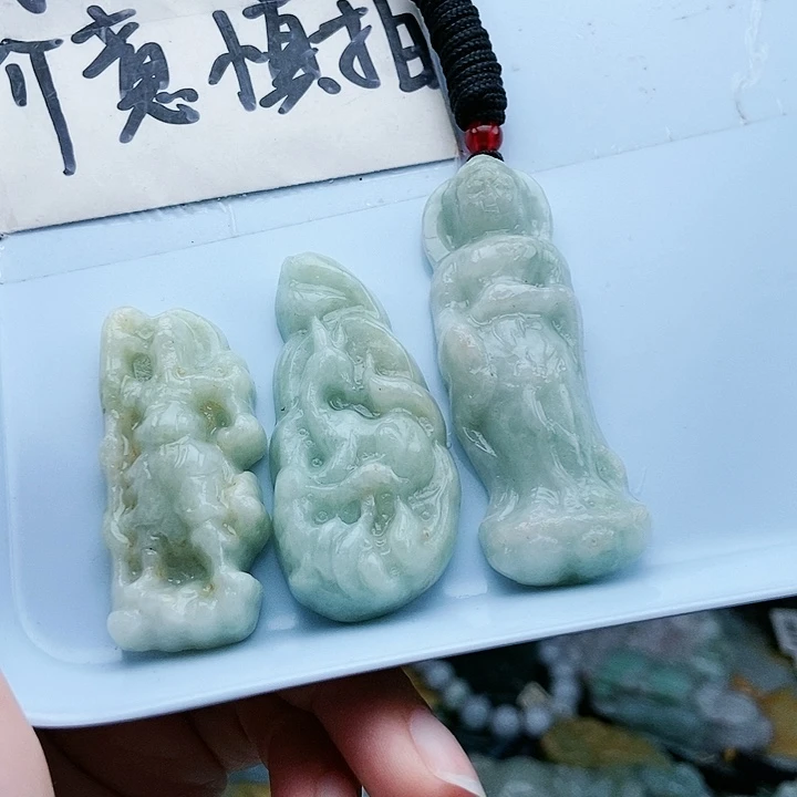 颈饰足铂镶嵌翡翠翡翠
