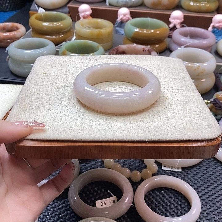 未镶嵌手镯石英质玉小**儿