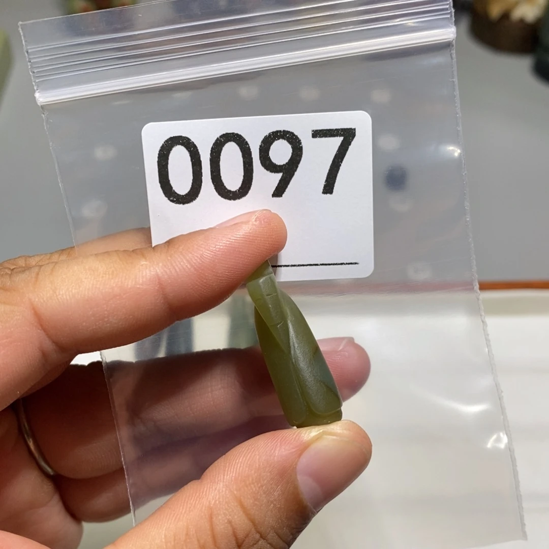 颈饰未镶嵌透闪石质玉马*徐