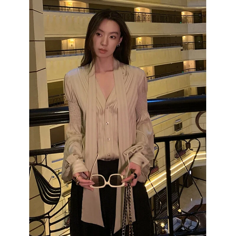 秋季超好看独特漂亮上衣小众不撞款轻奢高级感杏金色衬衫V领衬衫