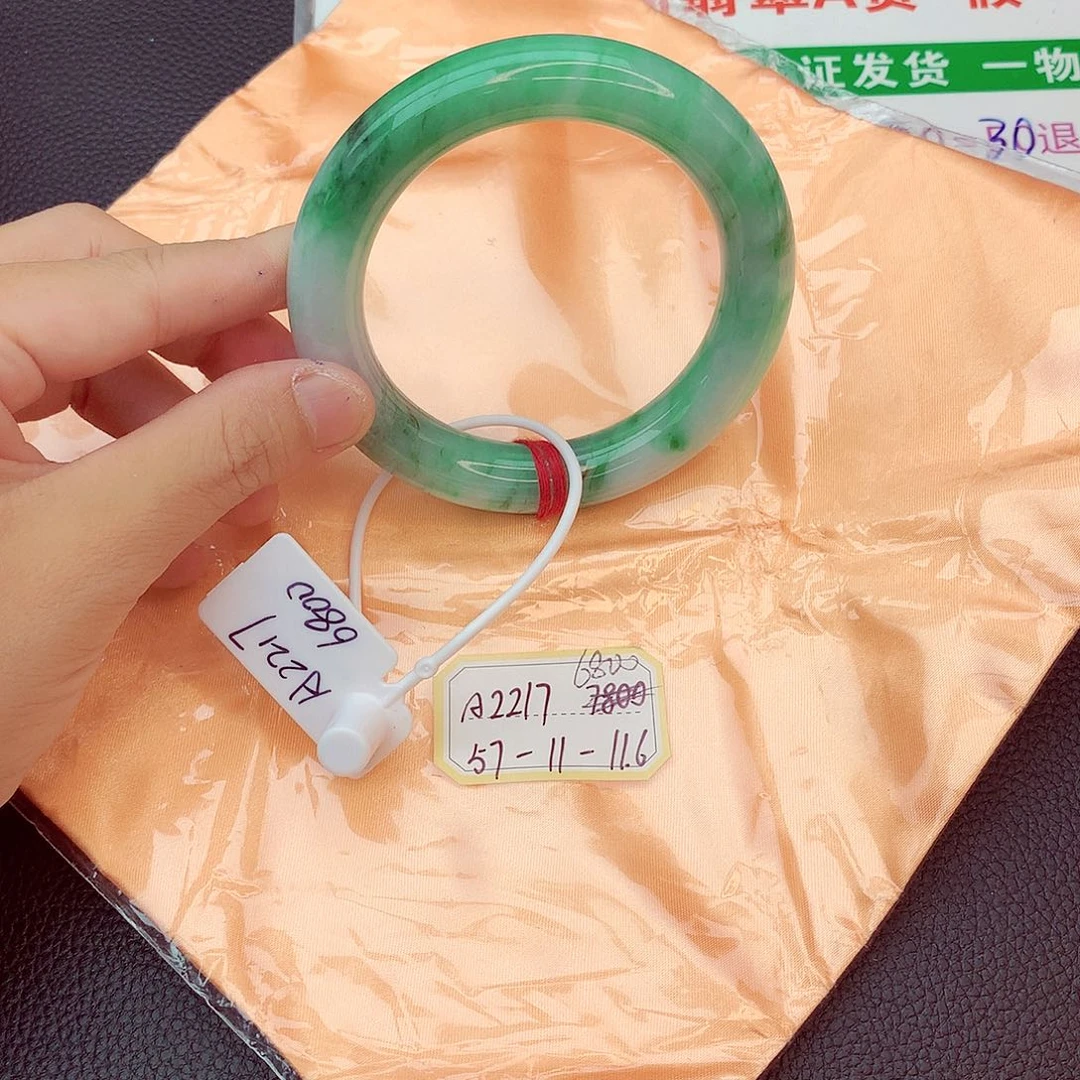 翡翠手镯未镶嵌翡翠