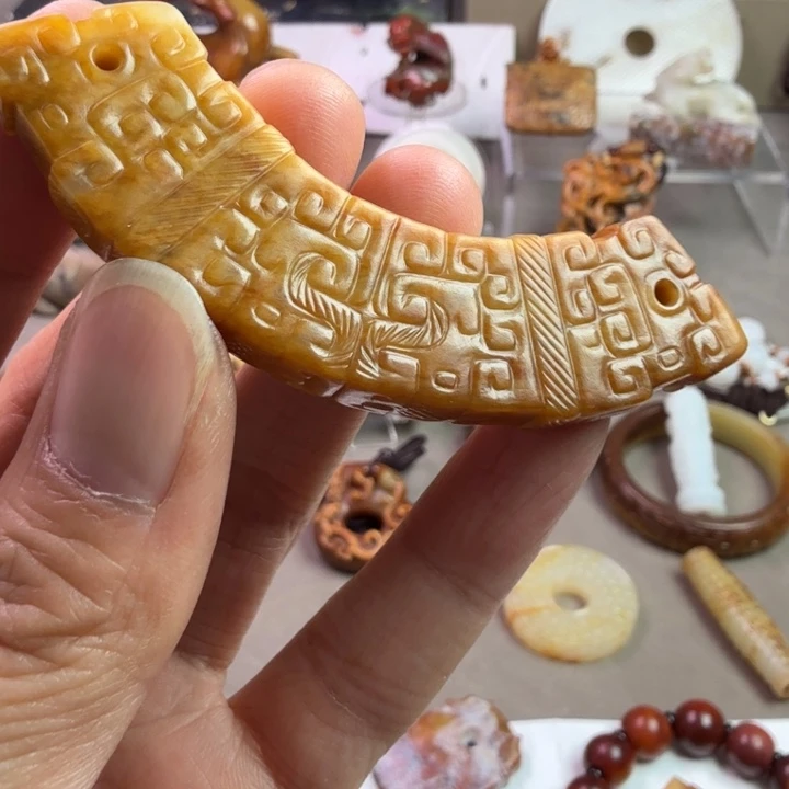 定***君和田玉（糖玉）未镶嵌颈饰