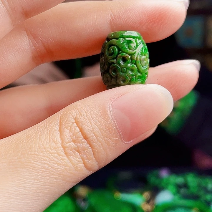 翡翠未镶嵌颈饰多样性