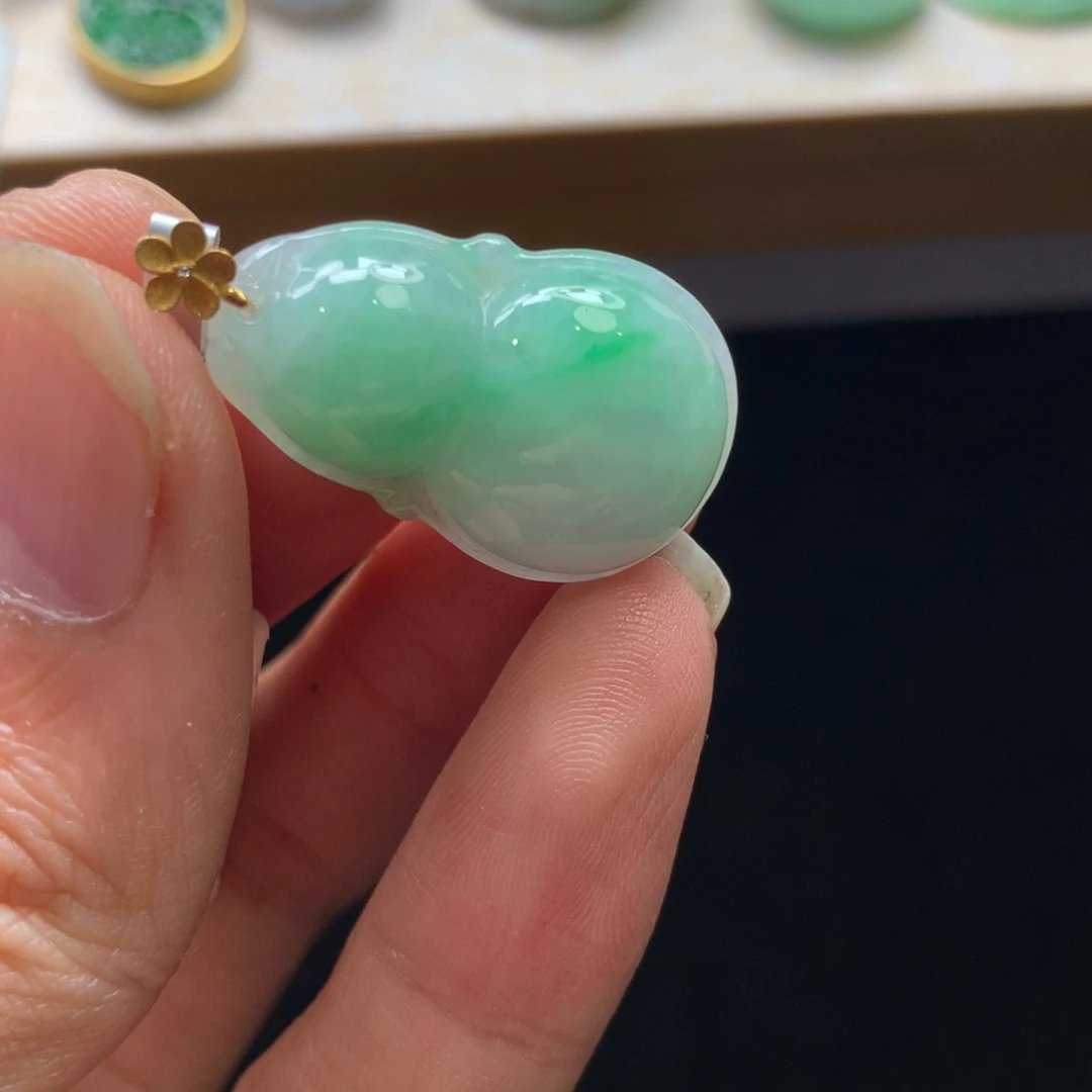 翡翠18K金镶嵌颈饰吊坠