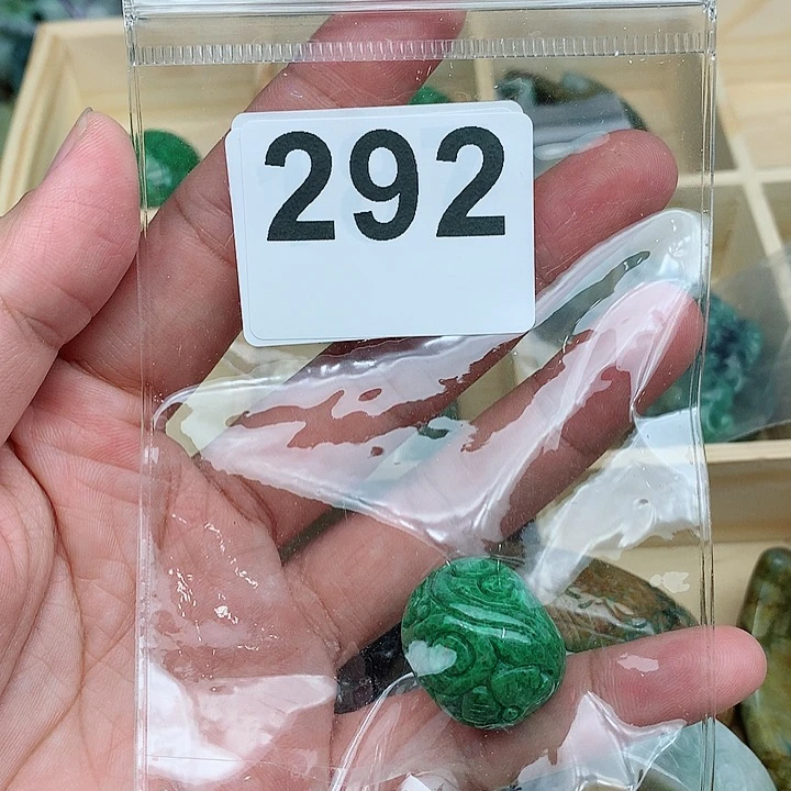 翡翠未镶嵌颈饰贝*凡翡翠